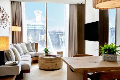 伦敦1 Hotel Mayfair的客厅配有沙发和桌子
