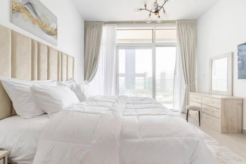 迪拜1 Bed Near Zabeel-Park Shiekh Zayed Rd world-Trade center的白色的卧室设有一张大床和一个窗户
