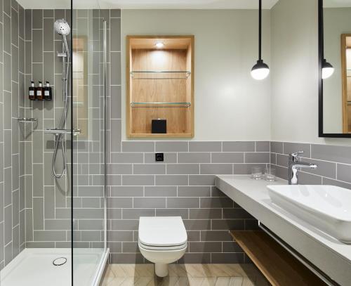 斯劳Residence Inn by Marriott Slough的浴室配有卫生间、盥洗盆和淋浴。