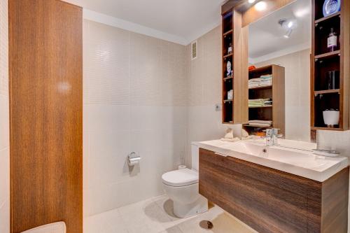 帕莱索海滩Gina s Sun Terrace的浴室配有白色卫生间和盥洗盆。