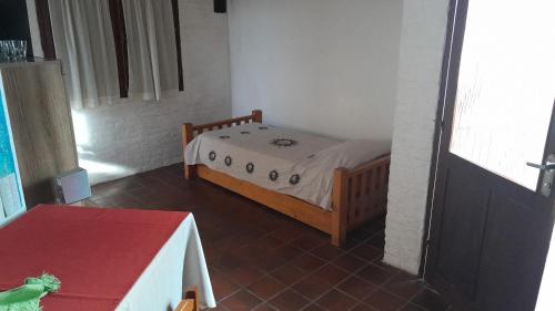 La AguadaI Casa de invitados cerquita de la playa buenas olas的一间小卧室,配有一张床和一张桌子