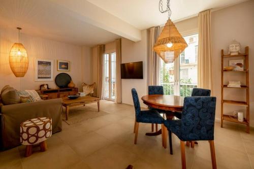 雅典Alios, Luxury Living Athens的客厅配有桌子和沙发
