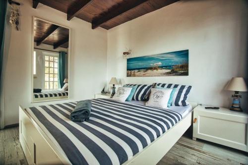 伊科德洛斯维诺斯Finca Vino Tinto 1的一间卧室配有一张蓝色和白色条纹的床