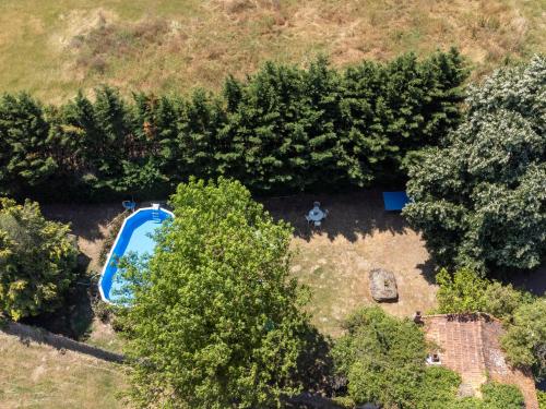 Bourg-Archambault蒂莫西花园别墅的享有带游泳池和树木的庭院的顶部景致