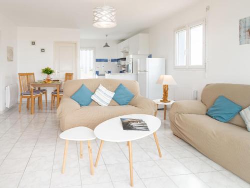 米尼赞海滩Apartment Patguyflor by Interhome的客厅配有沙发和桌子