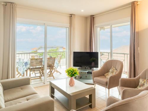 米尼赞海滩Apartment Côte Sud-4 by Interhome的带电视的客厅和阳台。