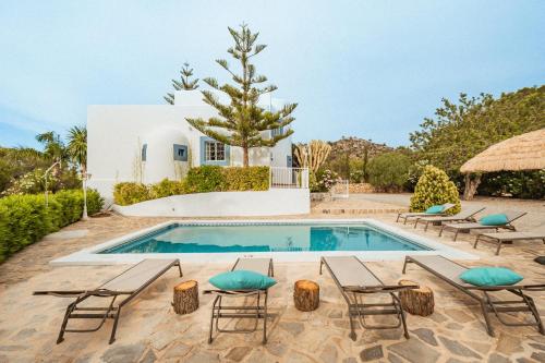 波蒂纳茨Villa Sa Bassa, Amazing seaviews and great Pool的别墅 - 带游泳池和椅子