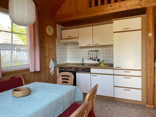 乌塞林Holiday Home Useriner See-4 by Interhome的一间厨房,内设白色橱柜和一张桌子