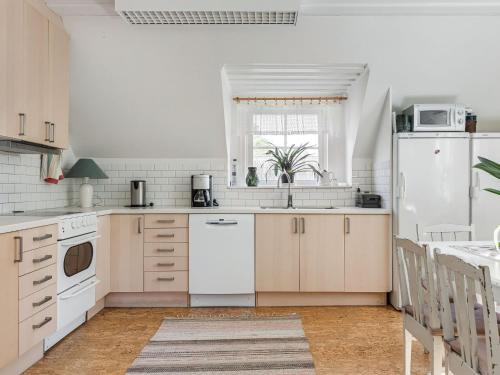 TrensumHoliday Home Matvik by Interhome的厨房配有白色家电和白色冰箱
