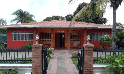 普拉亚科罗纳多B&B EL Litoral的前面有门的红色房子