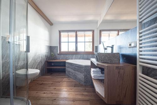 坎波图雷斯Kofler zw den Wänden Apt Edelweiss的带浴缸、卫生间和盥洗盆的浴室
