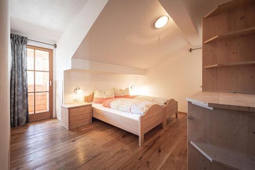 坎波图雷斯Kofler zw den Wänden Apt Edelweiss的一间卧室设有一张床和一个窗口