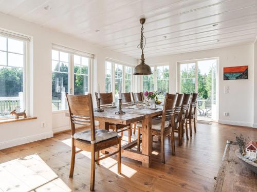斯特兰奈斯Holiday Home Skarpsätter Sportgård by Interhome的一间带木桌和椅子的用餐室