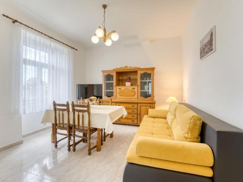 洛夫兰Apartment Edo-2 by Interhome的客厅配有黄色的沙发和桌子