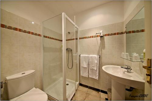 班德吉阿吉诺杜索瑞客栈的带淋浴、卫生间和盥洗盆的浴室