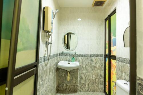 峇六拜Family 4BR Landed House @ SPICE ARENA的一间带水槽和镜子的浴室