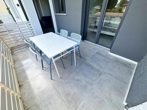 福洛尼卡LUX apartments的阳台上配有白色的桌椅