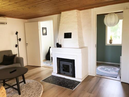 永比Nice holiday home in Tallbacken by Bolmen, Ljungby的客厅设有壁炉和沙发。