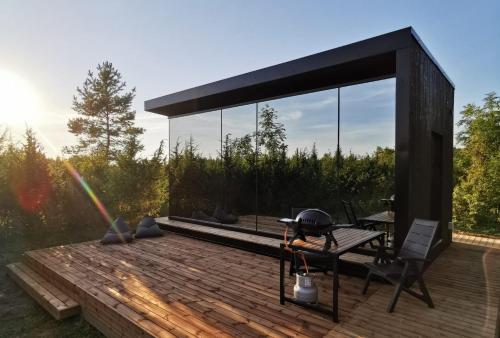 Juniper Villas - Standard & Delux的木甲板上的烧烤架,配有桌椅