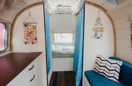 希典Luxury Vintage Airstream RV/Caravan Retro Charm Meets Comfort的小房间,带拖车床