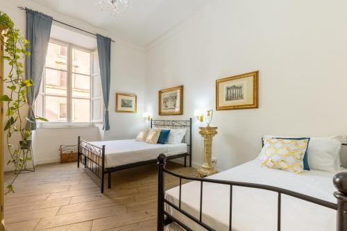 罗马Gentile Suites的客房设有两张床和窗户。