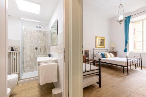 罗马Gentile Suites的一间带水槽的浴室和一张位于客房内的床