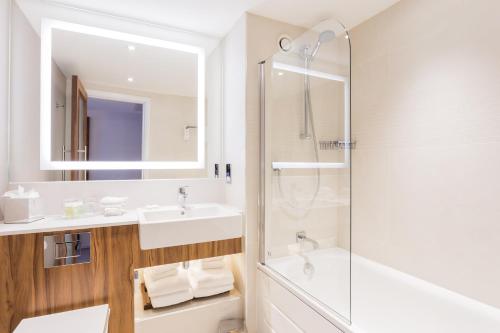 佩斯利格拉斯哥机场万怡酒店的一间带水槽和淋浴的浴室
