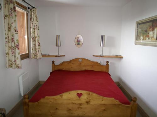 Les AdretsAppartement Les Adrets-Prapoutel, 4 pièces, 8 personnes - FR-1-557-15的一间卧室配有一张带红色毯子的木床