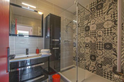 凯恩Appart 3 Chambres - 6 personnes - Mémorial - Université的一间带玻璃淋浴间和水槽的浴室