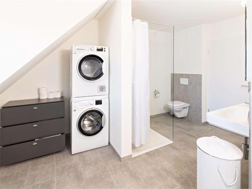 埃申茨Exklusive 5,5 Zimmer Wohnung für Familien und Business的一间带洗衣机和烘干机的浴室