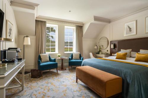 恩尼斯基林洛厄恩度假村的酒店客房,配有一张床和两把椅子