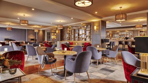 都柏林墨斯匹酒店的一间带桌椅的餐厅和一间酒吧