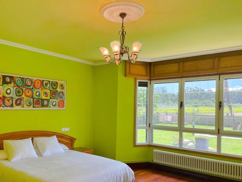 维拉加尔西亚·德·阿劳萨Villa Remoan的绿色卧室设有床和2个窗户