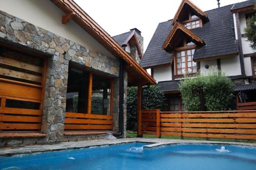圣马丁德洛斯卡瓦尼亚斯林地酒店的房屋前有游泳池的房子