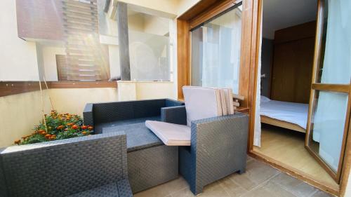 巴罗德亚尼斯Apartamento Playa de Barro的客房设有带一张床和镜子的阳台