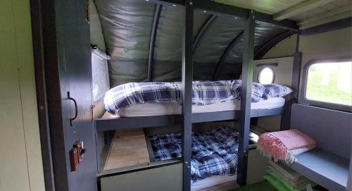 吉斯本Little Middop Farm Camping Pods的卧室配有双层床,位于rv