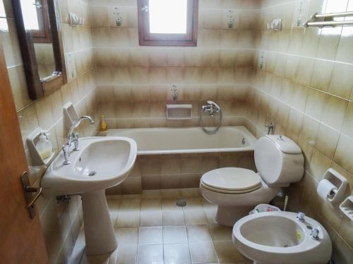 纳克索乔拉Mama's Rooms - Eurostudiosnaxos的浴室配有卫生间、浴缸和水槽。