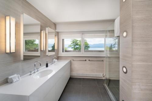 日内瓦Park Villa Geneva - Swiss Hotel Apartments的一间带水槽和淋浴的浴室