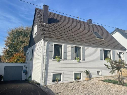 萨尔路易斯Saarlouis, Ortsteil Beaumarais "Anna's Cottage"Bed&Breakfast "#TravellerAwards 2022"的白色的房子,设有窗户和屋顶