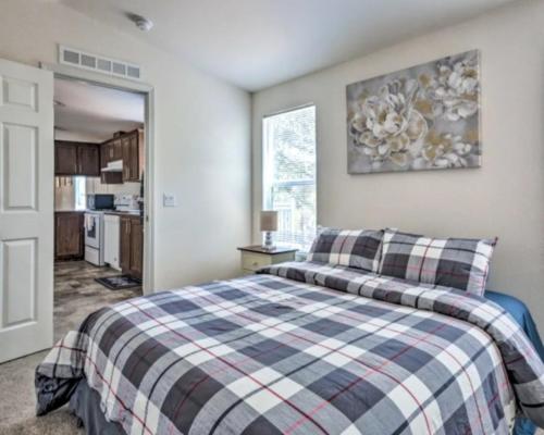 马里波萨Blue Mountainview的一间卧室配有一张带铺着平底毯的床