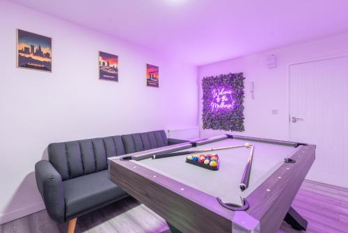 卡迪夫Exquisite Cardiff Apartments- with Garden Lounge & Games Room的游戏室设有台球桌和椅子