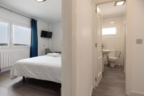 阿罗萨新镇普拉亚拉斯辛纳斯旅馆的一间卧室配有床、水槽和卫生间