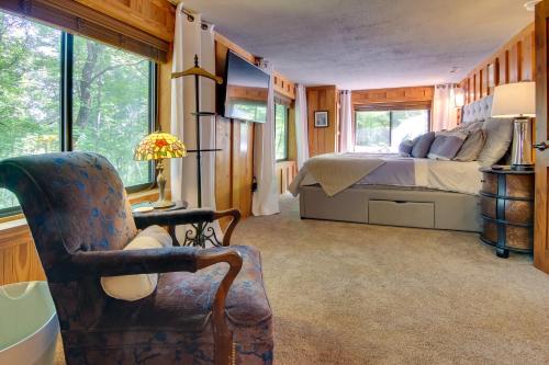 卢尔湖Cabin in Lake Lure Near Chimney Rock and Asheville!的一间卧室配有一张床和一把椅子