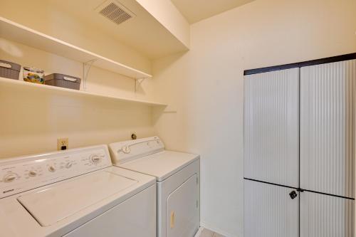 优马Cozy Arizona Retreat with Pool Access, Patio and Grill的白色洗衣房配有洗衣机和烘干机