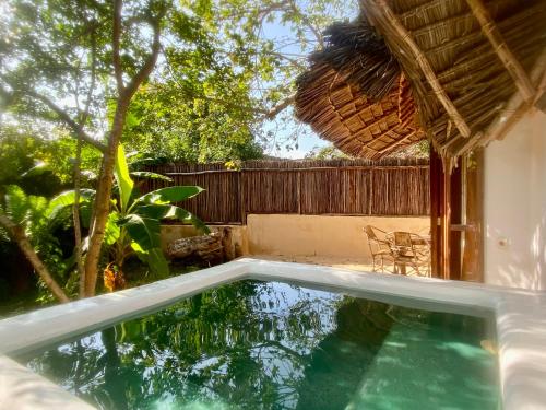 MtendeBaobab Africa Lodge Zanzibar的一座房子后院的游泳池