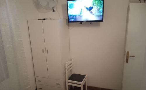 菲格拉斯HABITACIÓN ECONÓMICA CON BAÑO PRIVADO EN PLENO CENTRO DE FIGUERES的挂在墙上的电视