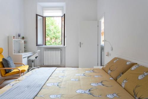 米兰City Life Sweet Home - Fiera, Duomo的一间卧室配有一张床和一张黄色椅子