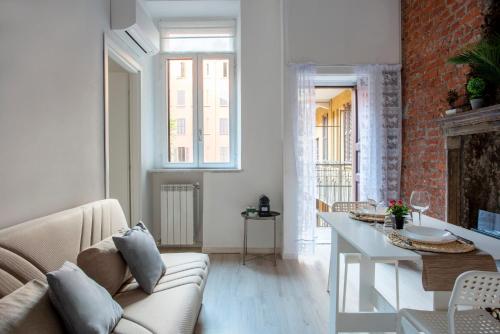 米兰City Life Sweet Home - Fiera, Duomo的白色的客厅配有沙发和桌子