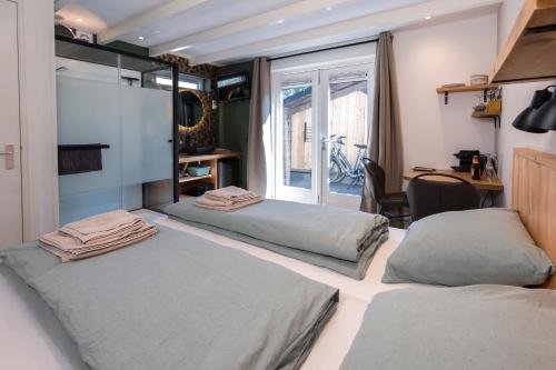 登堡Bed & Bike Schoudieck的带窗户的客房内的两张床
