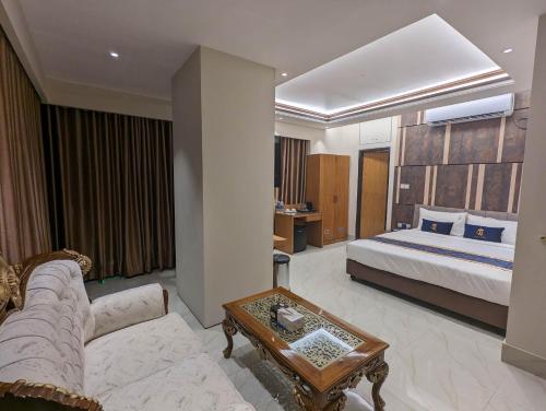达卡Hotel Royal Bengal的酒店客房,配有床和沙发